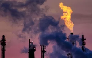 مازوت‌ سوزی نیروگاه‌ ها در سایه انکار مسئولان وزارت نفت+فیلم