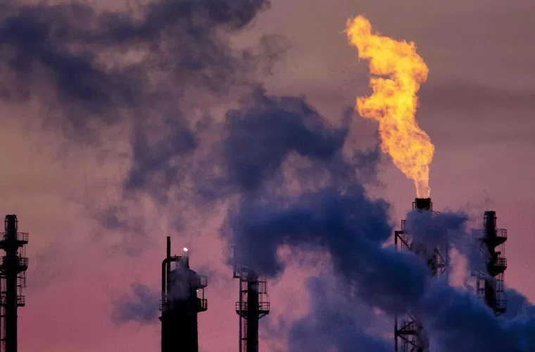 مازوت‌ سوزی نیروگاه‌ ها در سایه انکار مسئولان وزارت نفت+فیلم