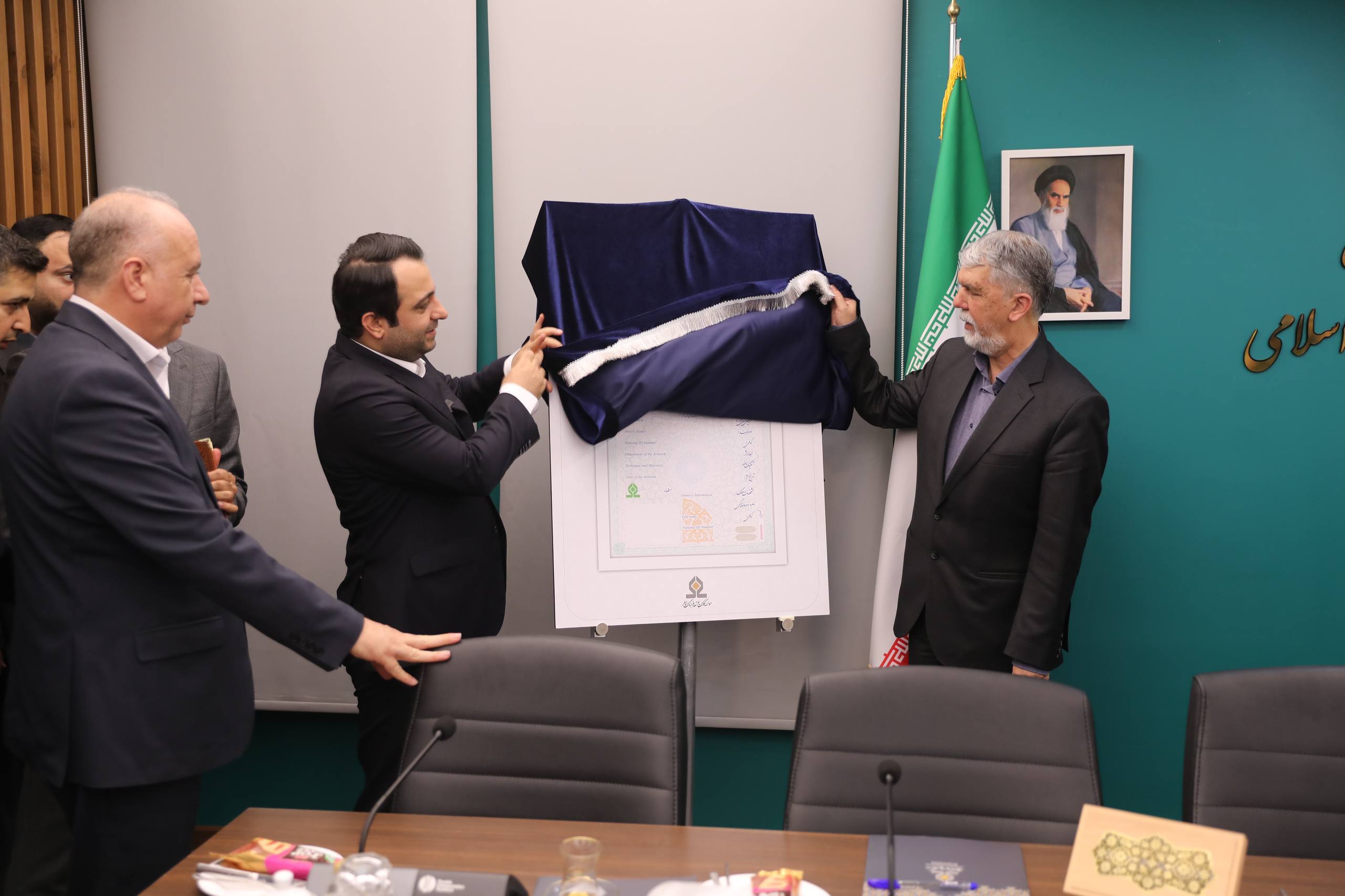 آیین رونمایی از شناسنامه آثار هنری، با حضور وزیر ارشاد و مدیرعامل بانک صادرات ایران برگزار شد
